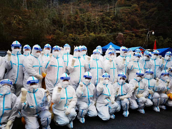 闻令而动 迎险而行 她们是黑夜中最亮的星  —市二院抽调84名护理人员赴麦积区东岔镇开展核酸采集工作
